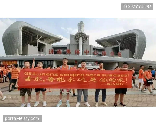 镜头捕捉：看台上出现巨幅致敬横幅，送别即将退役的狼堡老将